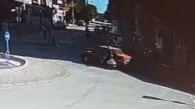 Denizli'de aniden kavşağa giren otomobil, kadın motosiklet sürücüsüne çarptı
