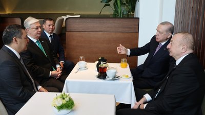 Cumhurbaşkanı Erdoğan'ın Macaristan'da liderlerle samimi sohbeti