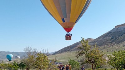 Nevşehir'de sıcak hava balonu, kayalıklara zorunlu iniş yaptı