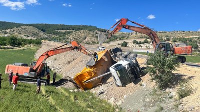 Adıyaman'da hafriyat kamyonu devrildi: 1 yaralı