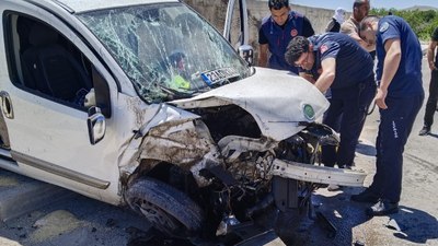 Elazığ'da duvara çarpan hafif ticari aracın sürücüsü öldü