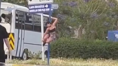 Alanya'da yön levhasında direk dansı yaptı