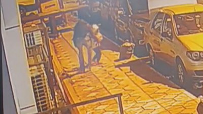 Arnavutköy'de çocuğunu kaçırmaya çalışan kişiyi engelledi