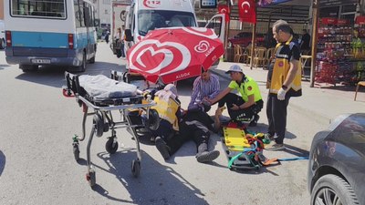 Karabük'te güneş altındaki kazazedeye şemsiye tuttular