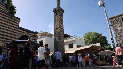 Diyarbakır'da ziyaretçiler, Dört Ayaklı Minare etrafından 7 kez geçerek dilek diliyor