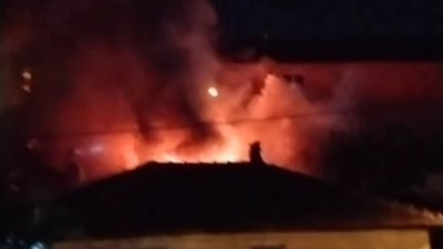 Edirne'de alev alev yanan ev küle döndü, mahalleli seferber oldu