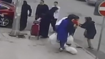 İstanbul'da annesiyle birlikte yürüyen çocuğun boğazına şeker kaçtı