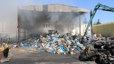 Eskişehir'de geri dönüşüm tesisinde çıkan yangın 8'inci saatin sonunda söndürüldü