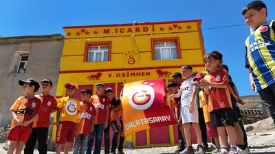 Galatasaray taraftarI, evinin dış cephesini sarı-kırmızıya boyatıp, Osimhen ve 5. yıldızı ekledi