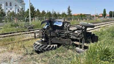 Uşak'ta hemzemin geçitte traktör ile tren çarpıştı
