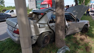 Samsun'da otomobil önce tıra, ardından ağaca çarptı