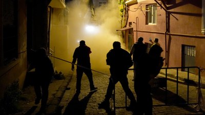 Fatih'te kısmen çöken metruk bina tamamen yıkıldı