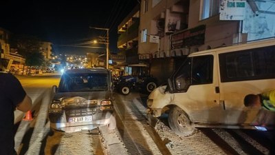 Hatay'da ticari araç önce patpata sonra minibüse çarptı