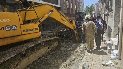 İstanbul'da yol çöktü: 1 kişi mahsur kaldı