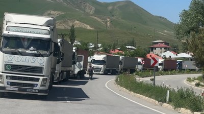 Türkiye-İran sınırında 2 kilometrelik tır kuyruğu
