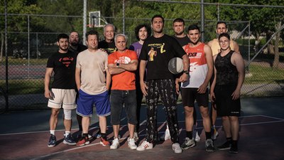 İzmir'de iki emekli, basketbol sahalarının ruhunu gençlerle yeniden canlandırıyor