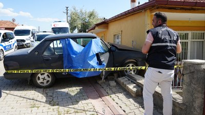 Kırıkkale'de sürücüsü kalp krizi geçiren araç, eve girdi