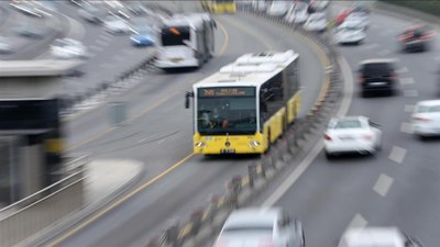 İstanbul Avcılar'da arızalanan metrobüsün yolcuları bir sonraki durağa yürüdü