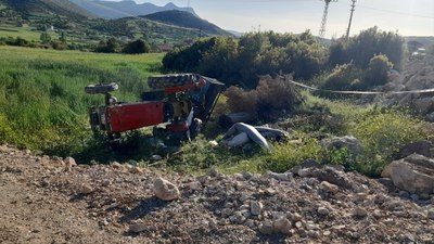 Burdur'da devrilen traktörün altında kalan çocuk can verdi