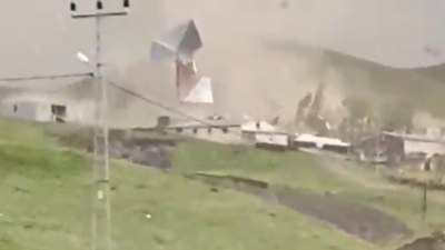 Kars'ta şiddetli rüzgar çatıları uçurdu