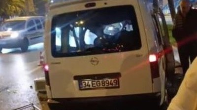 İstanbul'da reklam panosuna çarpan araç karşı şeride geçti