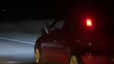 Bursa’da sürücü camdan ayağını çıkarıp araç kullandı