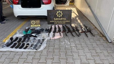 Polis memuru, silah sevkiyatında yakalandı