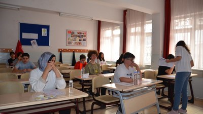 Bilecik'te sınav yerini karıştıran öğrenciyi motosikletiyle sınava yetiştirdi