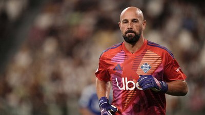Pepe Reina, kariyerinin son maçında kırmızı kart gördü