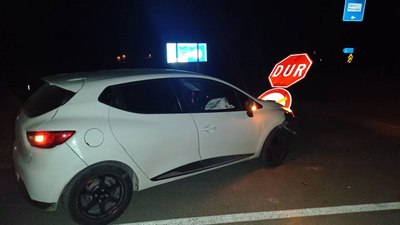 Kütahya'da ehliyetsiz ve alkollü sürücü 'dur' levhasına çarptı