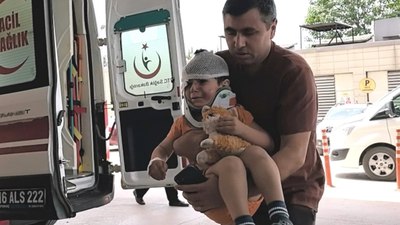 Bursa'da kazada yaralansa da oyuncağını bırakmadı
