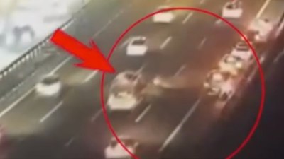 İstanbul'da kazada yola savrulan motosikletlileye minibüs çarptı