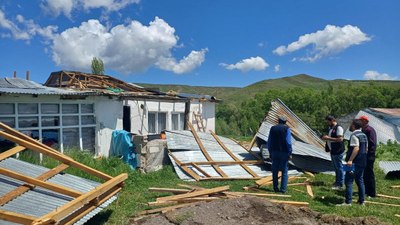 Kars'taki fırtınada 8 ev ve 3 ahırın çatısı uçtu