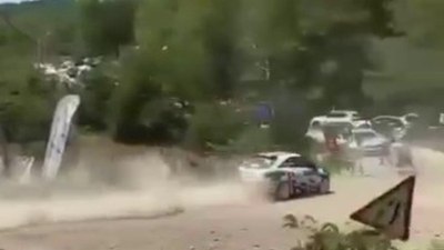 Bursa'da ralli yarışında kontrolden çıkan araç seyircilerin arasına daldı