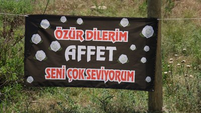 Adana'da gizemli afiş dikkat çekti