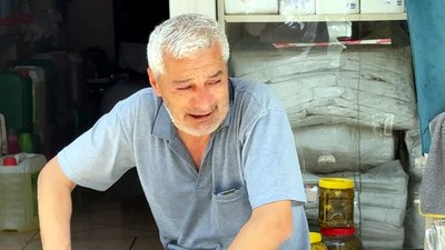 İstanbul'da iş yeri alevlere teslim olan şahıs uzun süre gözyaşı döktü