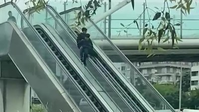 Kocaeli'de yürüyen merdiveni adeta lunapark aletine çevirdiler
