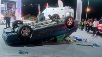 Karabük'te otomobil kaldırıma çarpıp ters döndü