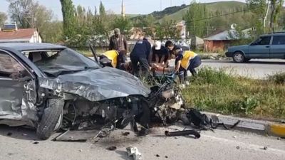 Sivas'ta kazada otomobil hurdaya döndü