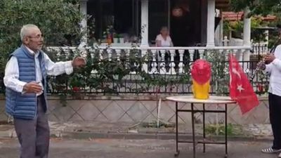 84 yaşındaki vatandaş, Galatasaray'ın şampiyonluğunu coşkuyla kutladı