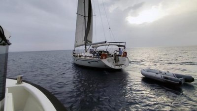 Muğla açıklarında 33 göçmen ve 2 kaçakçı, yelkenlide yakalandı