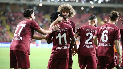 10 kişi kalan Fenerbahçe, küme düşen Hatay'dan 4 gol yedi