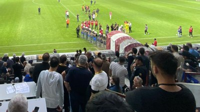 Yardımcı hakem yaralandı: Elazığspor-Vanspor FK maçı tatil edildi