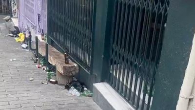 Cihangir'de sokakta eğlenen gençlerin bıraktığı pislik