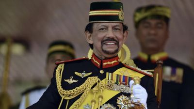 Brunei'de dünyanın en zengin hükümdarı hastanelik oldu
