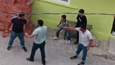 Kocaeli'de kavgada tuğlalar havada uçuştu