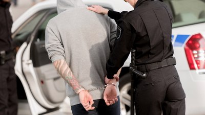 Diyarbakır'da ev hapsini, darbettiği eşine tahsis edilen dairede geçiren kocaya tutuklama