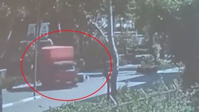 Bursa'da motosikletli, ani dönül yapan kamyonun altına girdi