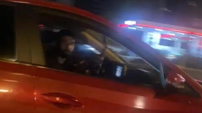 İstanbul'da yol verme tartışması: Önünü kesti, aracını yumrukladı