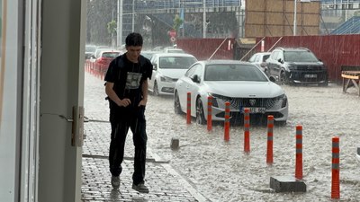 Malatya'da şiddetli sağanak: Yollar göle döndü